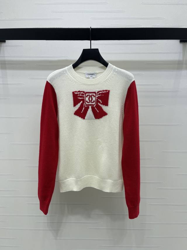 上新原单高端品质 Chane* 2025秋冬最新系列！圆领插肩蝴蝶结字母针织长袖！定制羊毛纱线材质，亲肤柔软透气舒适，质感十足，常规套头针织毛衣裁剪，略带有弹力