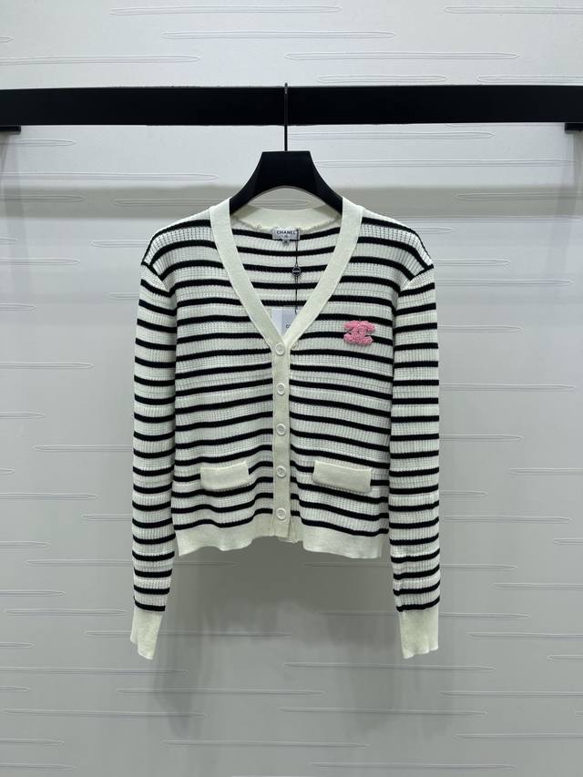 上新原单高端品质 Chane* 2025秋冬最新系列！条纹V领针织长袖开衫！定制进口纱线织造 质感高级舒适 V领针织长袖开衫剪裁 大身撞色条纹交织 弹性面料包裹