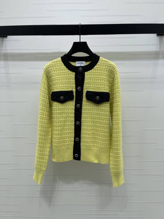 上新原单高端品质 Chane* 2025秋冬最新系列！撞色圆领针织开衫！定制进口羊毛针织材质 毛感肌理 舒适亲肤 领口前襟延伸至衣摆撞色细节 增添造型层次感 通