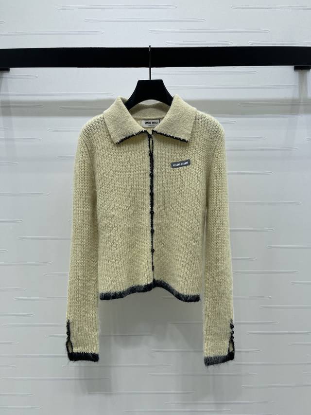 上新原单高端品质 Miumi*2025秋冬最新系列！撞色翻领针织长袖开衫！定制羊毛纱线织造 细腻柔软 翻领针织开衫 通体平针钩织视觉显瘦 配合胸前字母徽标装饰