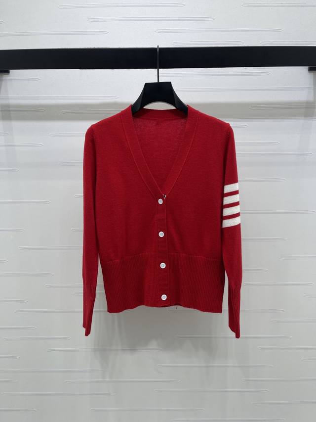 上新原单高端品质 Thom Brown* 2025秋冬最新系列！V领长袖开衫！定制羊毛纱线织造，质感高级，舒适柔软，V领长袖开衫剪裁，通体细密钩针肌理，弹力包边