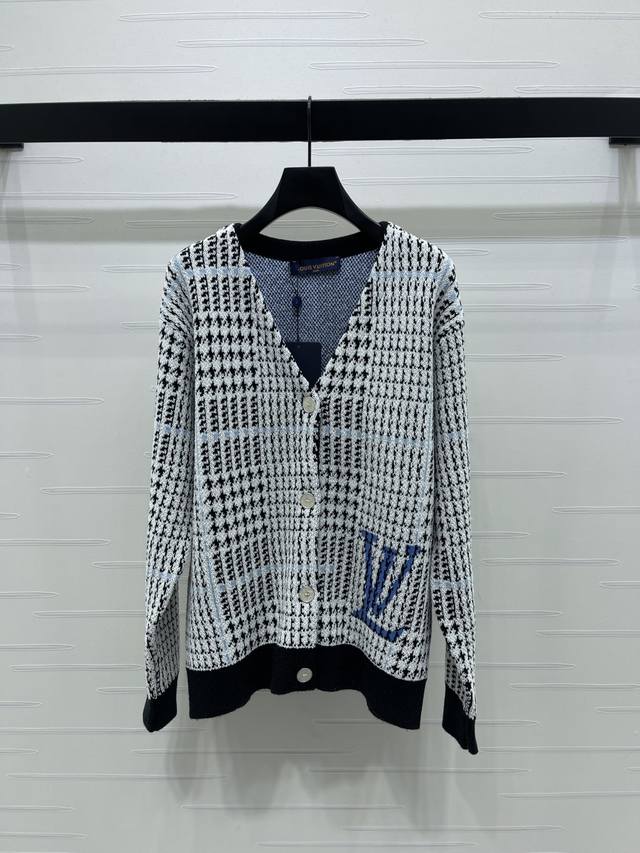 上新原单高端品质Louis Vui*Ton 2025秋冬最新系列！千鸟格V领长袖开衫！定制羊毛针织材质，质感高级，V领长袖开衫剪裁，口袖口衣摆螺纹包边与衣摆相呼
