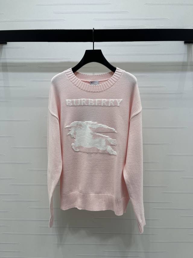 上新原单高端品质 Burberr* 2025秋冬最新系列！战马钩花套头针织毛衣！定制羊毛纱线织造 质感高级 舒适柔软 套头长袖毛衣剪裁 密实针织御寒防风 通体螺
