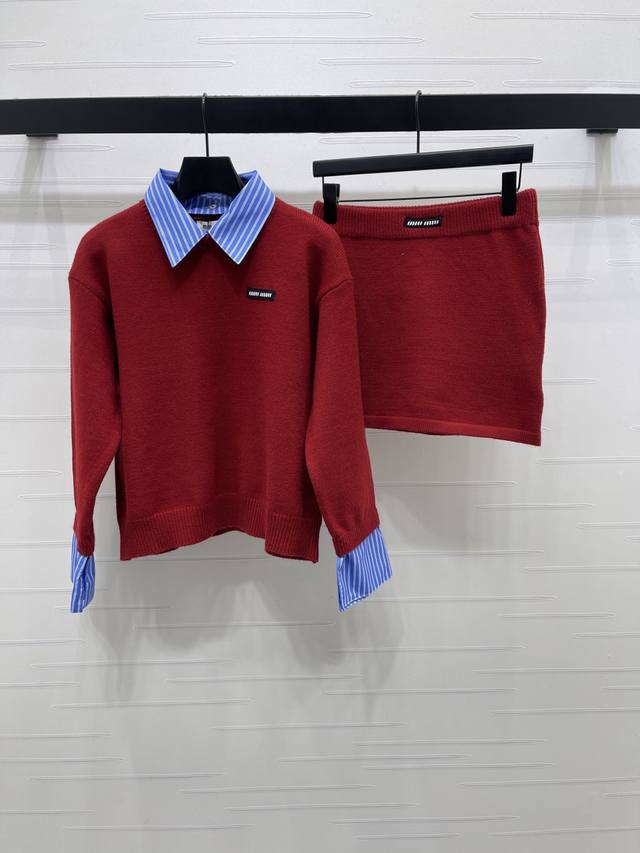 上新原单高端品质 Miumi*2025秋冬最新系列！学院风针织套装 由假两件针织衫+高腰短裙组成，衬衫领和袖口撞色条纹设计，层次感满满，柔软针织面料，秋冬穿超舒