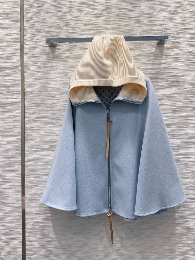 Louis Vuitto* 锁定2025Fw最新品百搭时尚斗篷外套 经典又有型 自带气场 面料质感很奈斯 时髦又高级 颜色超级正 上身显白又显瘦 自带酷帅感的系