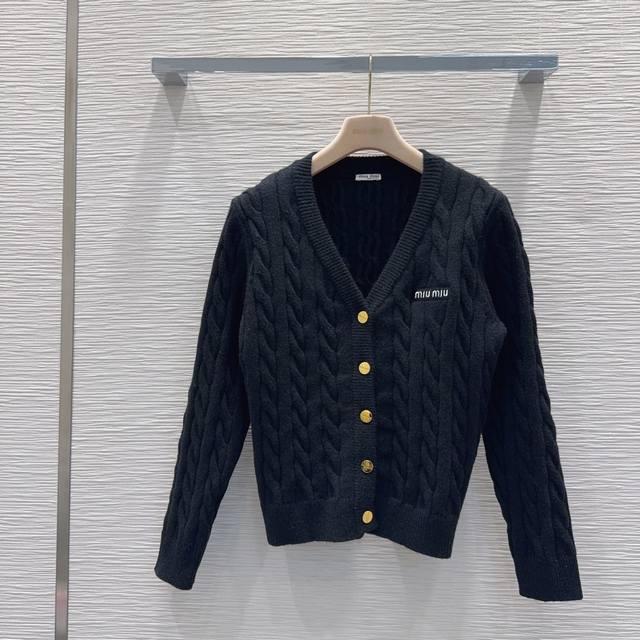 Miu Mi* 2025Fw新品 经典开衫毛衣 100%初剪羊毛 质感细腻软糯。经典减龄单品！版型不挑人上身巨显瘦！白富美必收的完美单品。质感超赞完美做工品质！