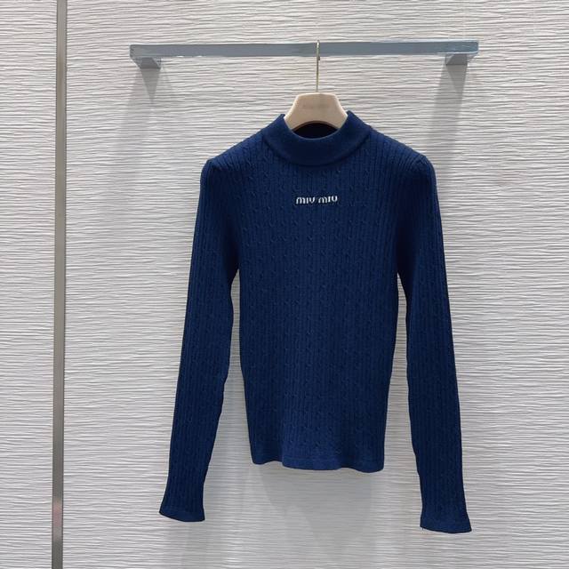 Miu Mi* 2025Fw新品 经典毛衣 100%初剪羊毛 质感细腻软糯。经典减龄单品！版型不挑人上身巨显瘦！白富美必收的完美单品。质感超赞完美做工品质！现货