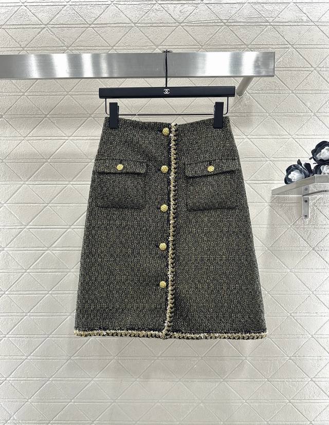 Chane*2025新品上架 小立领编织洋装半裙套装 定制Yb进口粗纺羊毛呢材质，质感高级，品相十足，小立领洋装外套版型，垫肩设计贴合人体，更显身姿纤细挺拔，大