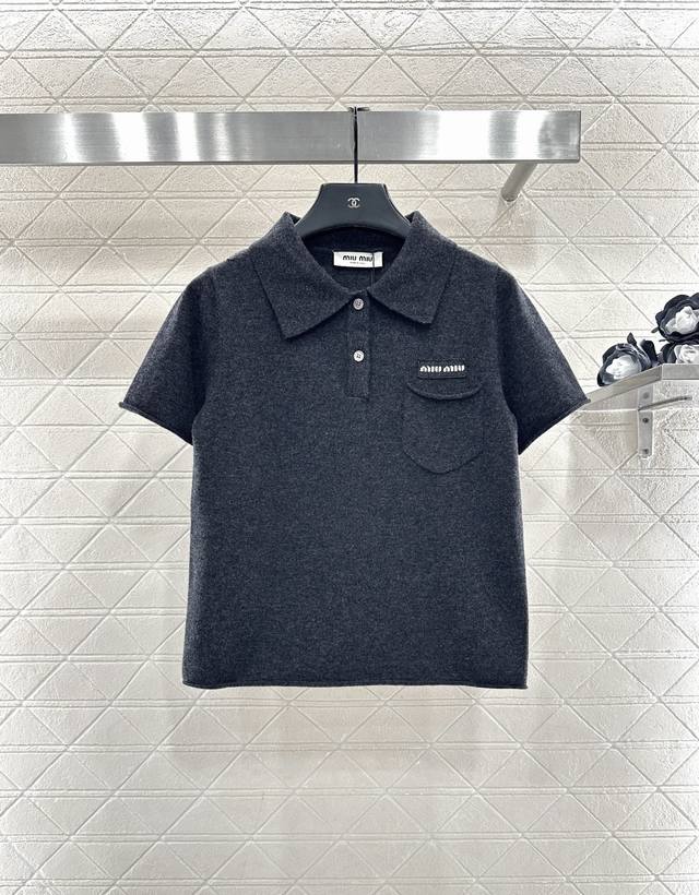 Miumi*2025新品上架 翻领针织短袖 定制Yb羊毛纱线织造，质感高级，舒适柔软，翻领短袖毛衣版型，半开襟纽扣处理，搭配细腻密实肌理，细腻精致，胸口翻盖口袋