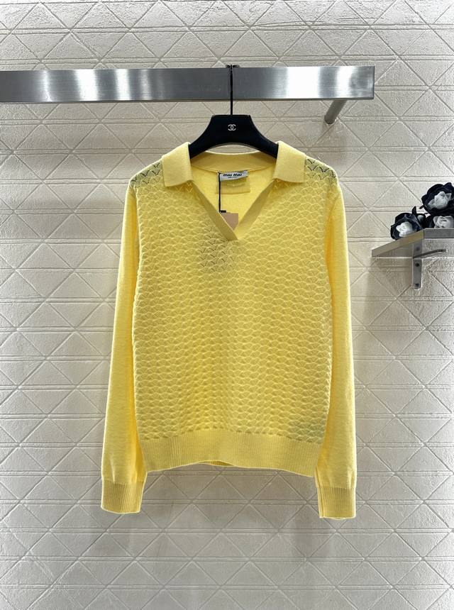 Miumi*2025新品上架 翻领半开襟毛衣 定制Yb羊毛纱线织造，舒适保暖，质感上乘，翻领针织毛衣版型，V字敞开构造更显慵懒，成衣下摆袖口以针织螺纹包边收窄，