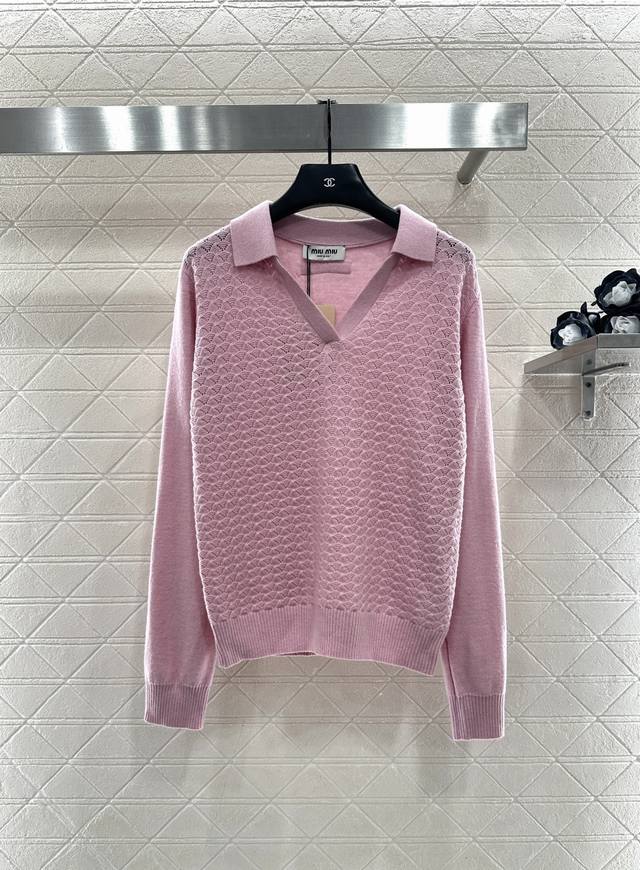 Miumi*2025新品上架 翻领半开襟毛衣 定制Yb羊毛纱线织造，舒适保暖，质感上乘，翻领针织毛衣版型，V字敞开构造更显慵懒，成衣下摆袖口以针织螺纹包边收窄，