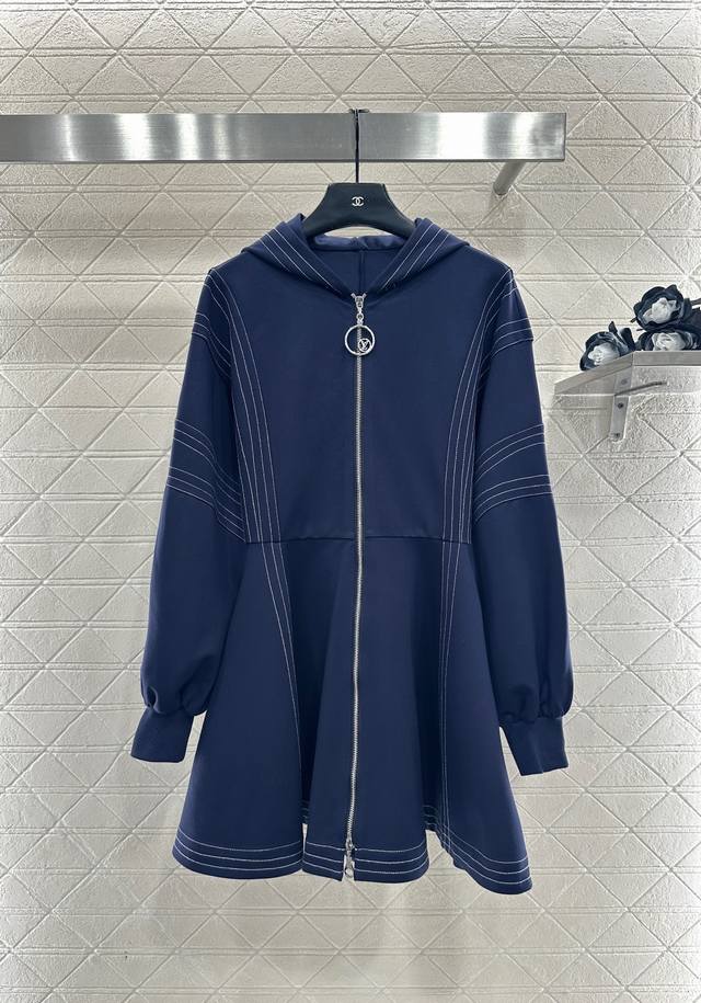 Louis Vuitto*2025新品上架 连帽拉链压线连衣裙 定制Yb斜纹全棉材质，质感高级，穿搭洋气，连帽拉链连衣裙剪裁，成衣藏蓝纯色搭配金丝走线点睛，整体