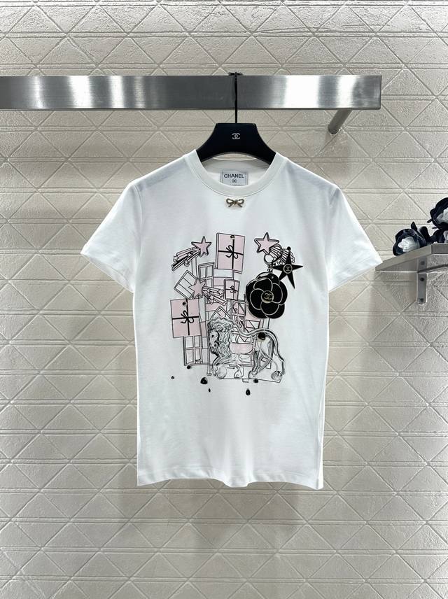 Chane*2025新品上架 圆领植绒蝴蝶结 定制Yb丝光全棉材质，透气舒适，质感十足，常规短袖T恤裁剪，凸显品牌格调，采用克重纯棉制成，略带有弹力，呈现显瘦视