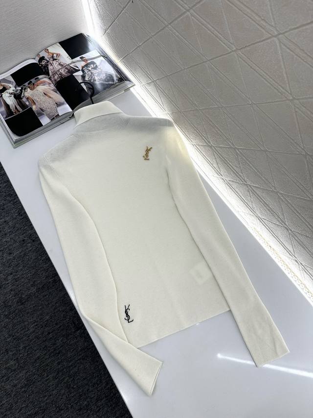 Saint Lauren*2025新品上架 高领胸针打底衫 定制Yb天丝羊毛材质，柔软细腻，质感舒适，高领针织打底衫，通体素色百搭耐看，纱线面料竖坑条肌理视觉显
