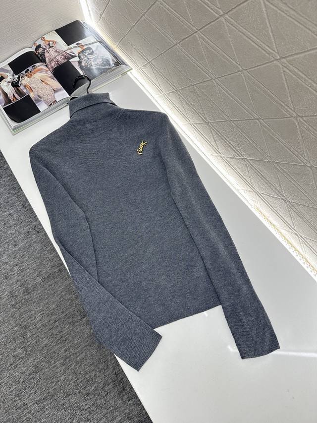 Saint Lauren*2025新品上架 高领胸针打底衫 定制Yb天丝羊毛材质，柔软细腻，质感舒适，高领针织打底衫，通体素色百搭耐看，纱线面料竖坑条肌理视觉显