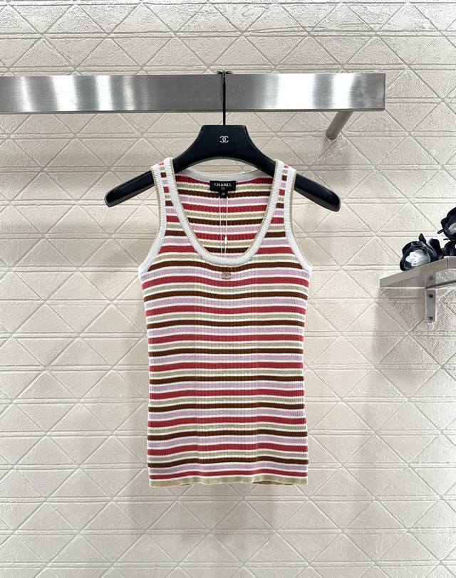 Chane*2025新品上架 条纹针织背心 定制Yb棉毛纱线织造，质感高级，弹力舒适，圆领针织背心剪裁，通体红白色系条纹形成碰撞，前襟水钻双C襟扣装饰，凸显品牌