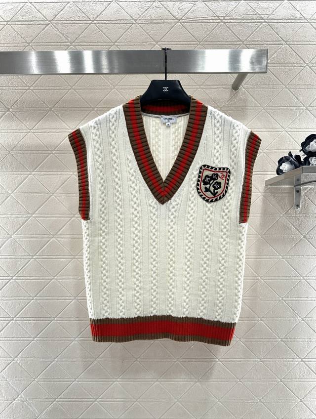 Chane*2025新品上架 刺绣徽章针织背心 定制Yb羊绒纱线织造，密实针织，舒适保暖，V领阔袖宽松背心剪裁，成衣超重工麻织，交替走针排列突出细节质感，两色条