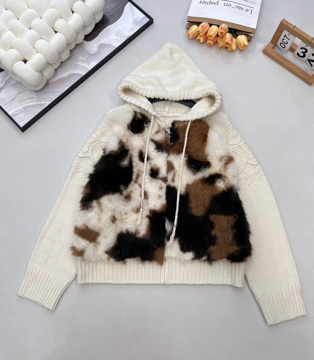 Celine新款连帽长袖针织衫，皮草拼接针织，奢感与温度的冬日狂想，复古赛琳的极简基因撞上皮草的奢美质感，皮草拼接设计是视觉焦点，斑驳的咖棕与米白交织，自带野性