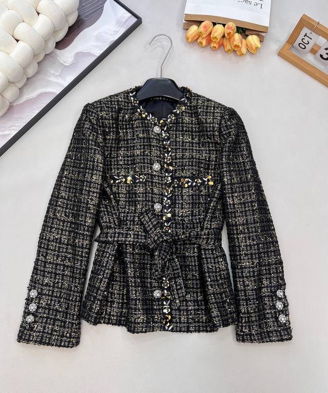 Chanel2025新款圆领洋装钉珠亮片捆边外套 定制Yb进口粗纺羊毛呢材质 质感高级 品相十足 圆领洋装外套版型 正肩垫肩设计贴合人体 更显身姿纤细挺拔 前襟