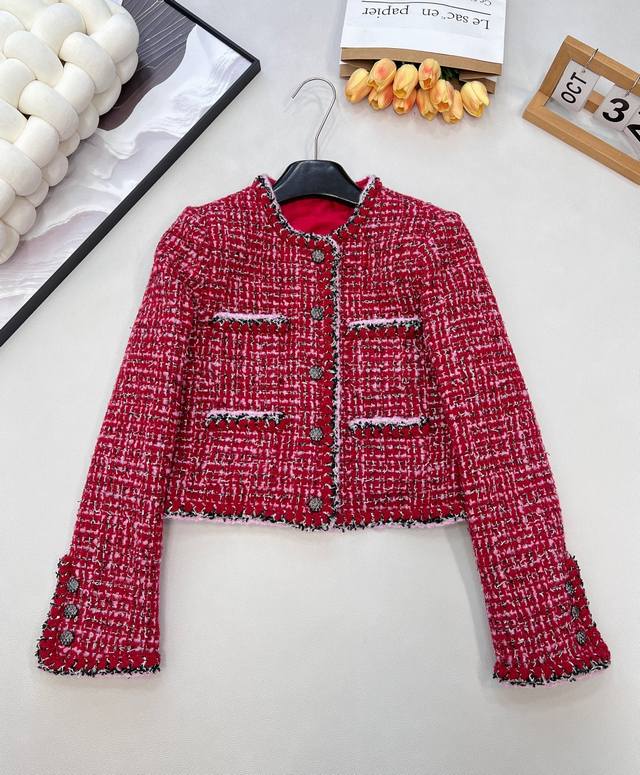 Chanel2025新款圆领编织洋装，定制Yb进口粗纺羊毛呢材质，质感高级，品相十足，圆领洋装外套版型，垫肩设计贴合人体，更显身姿纤细挺拔，大身领口延伸至前襟下