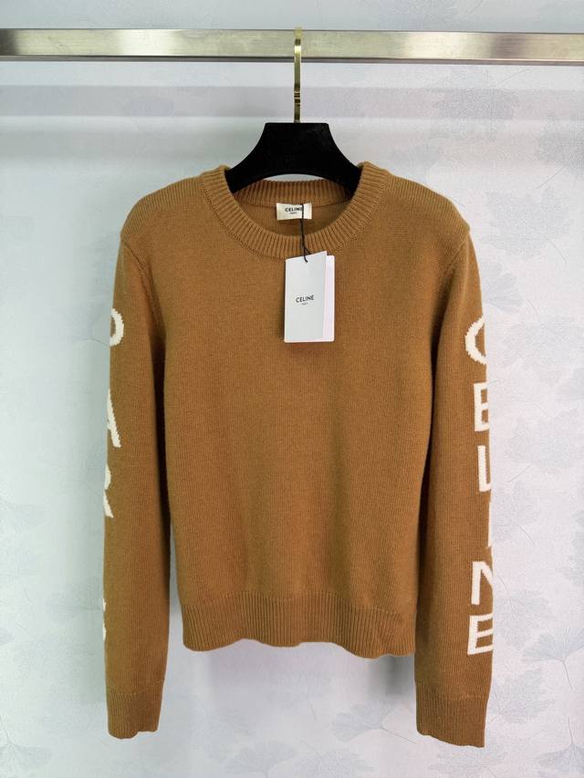 Celin*2025秋冬新款钩花字母针织套头毛衣！定制羊毛纱线织造，软糯柔软，穿搭舒适保暖，圆领套头毛衣版型，以弹力螺纹包边收窄，通体素色两袖对称式以勾勒字母徽