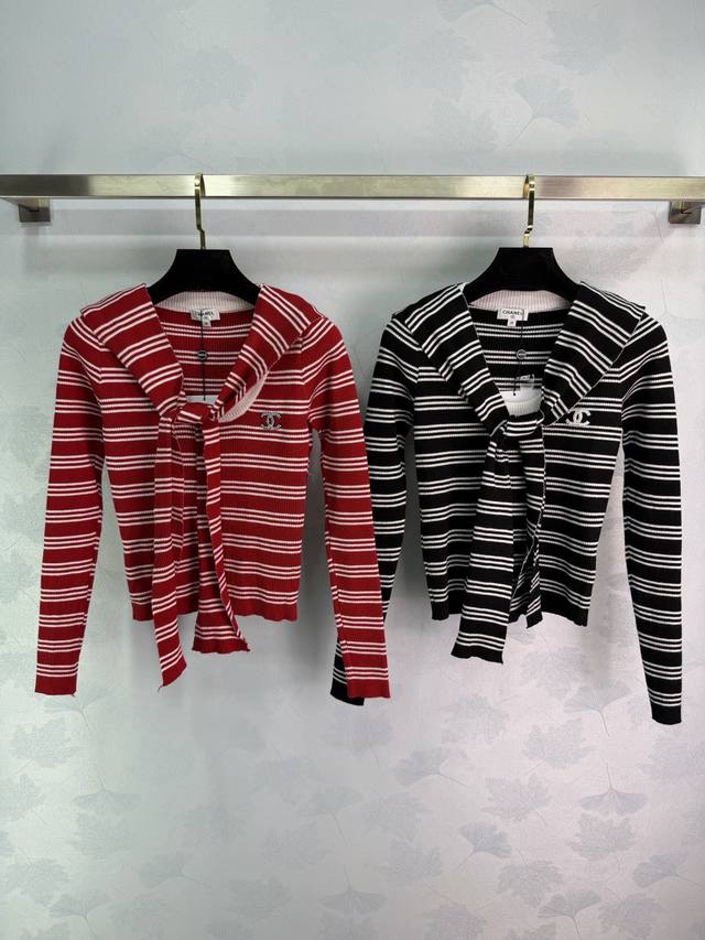 Ch*25秋冬新款条纹披肩针织衫，采用柔软针织面料，舒适又保暖。经典圆领+披肩式设计，胸前双C刺绣超有辨识度，撞色条纹，时髦百搭，无论搭裙子还是裤子都很出彩，轻