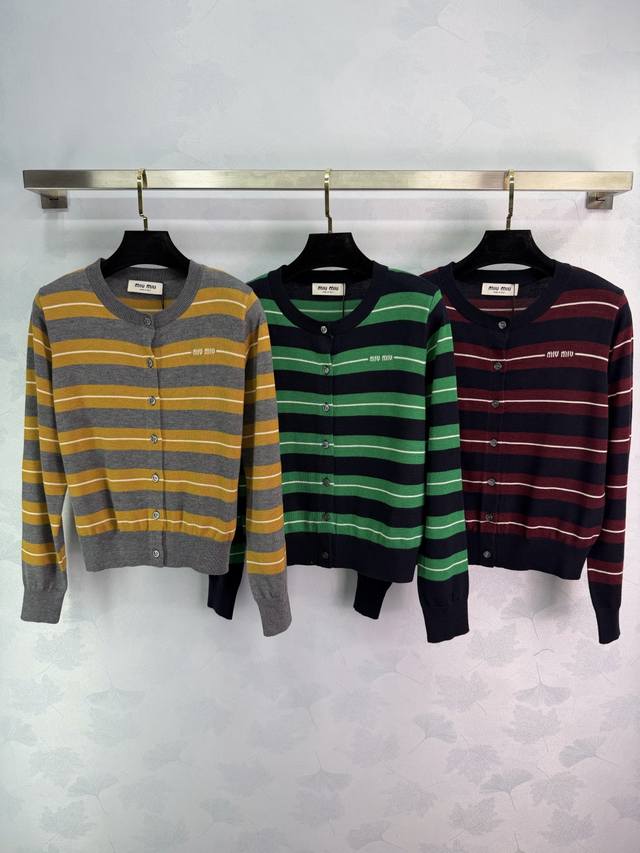 Miu*25秋冬新款条纹针织开衫，柔软针织面料，穿着舒适又保暖，正面纽扣，穿脱方便，圆领设计简约百搭。条纹元素自带复古滤镜，单穿温柔，叠搭高领内搭或衬衫，层次感