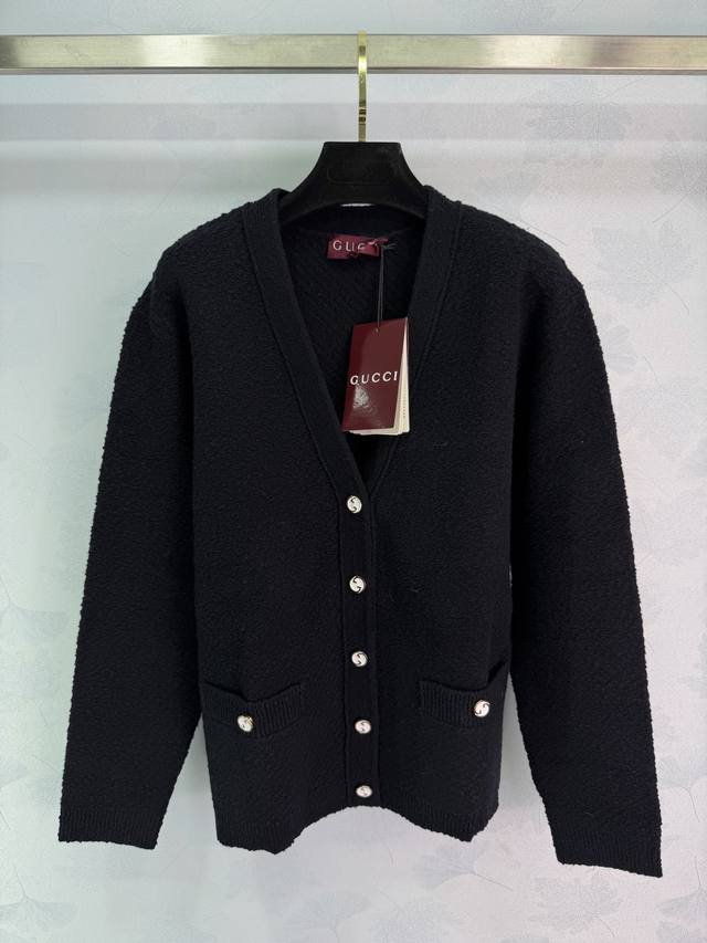 Gu*25秋冬新款V领针织开衫，采用高品质纱线，触感柔软舒适，正面有口袋，金属纽扣点缀，细节满分计。宽松版型，包容性强，单穿或叠搭都很Ok，通勤休闲都能轻松驾驭