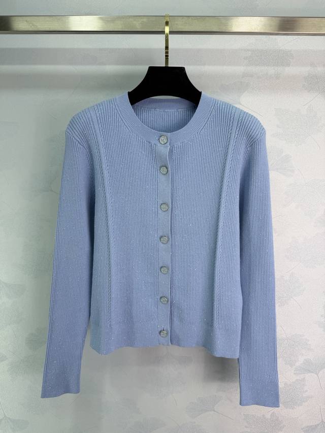 Ch*25秋冬新款针织开衫，采用羊毛材质，柔软又保暖，圆领+贝母扣设计，简约优雅，短款宽松版型，显瘦又百搭。天蓝色清新柔和，通勤、休闲都能轻松驾驭，单穿或叠穿都