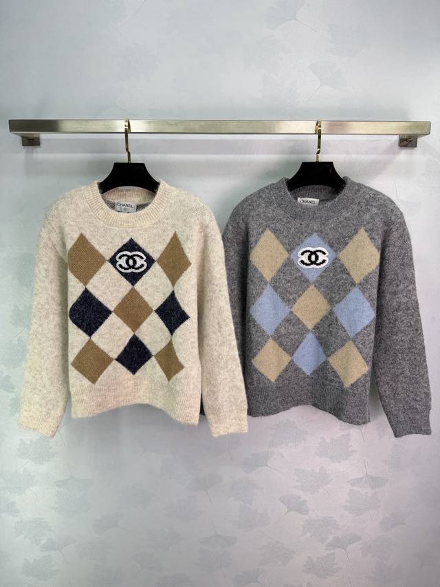 Ch* 2025秋冬新款撞色菱格套头长袖毛衣！定制羊毛马海毛混纺纱线材质织造 细腻柔软舒适 质感高级 前襟撞色菱格胸前品牌双C刺绣微标点缀 彰显品牌高级时髦 上