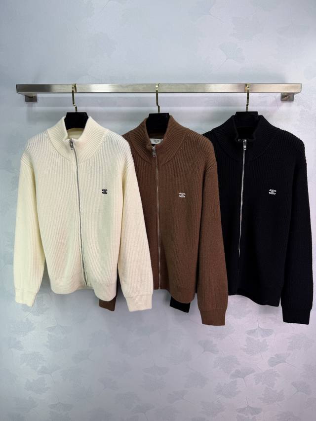 Celin*2025秋冬新款立领拉链长袖针织开衫！定制羊毛纱线织造 细腻柔软 舒适透气 立领拉链针织开衫 通体平针钩织视觉显瘦 配合胸前刺绣字母徽标装饰 品牌格