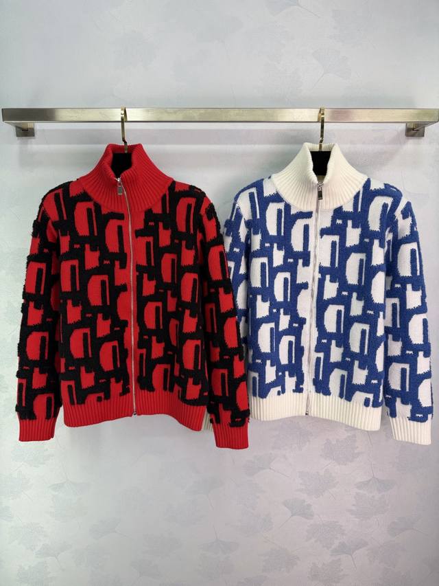 Dio* 2025秋冬新款立领拉链开衫！定制羊毛针织材质 常规版型配合立领长袖剪裁 御寒防风又简约时尚 成衣以同色系素色竖条螺纹包边收窄 整体造型高级挺括 大身