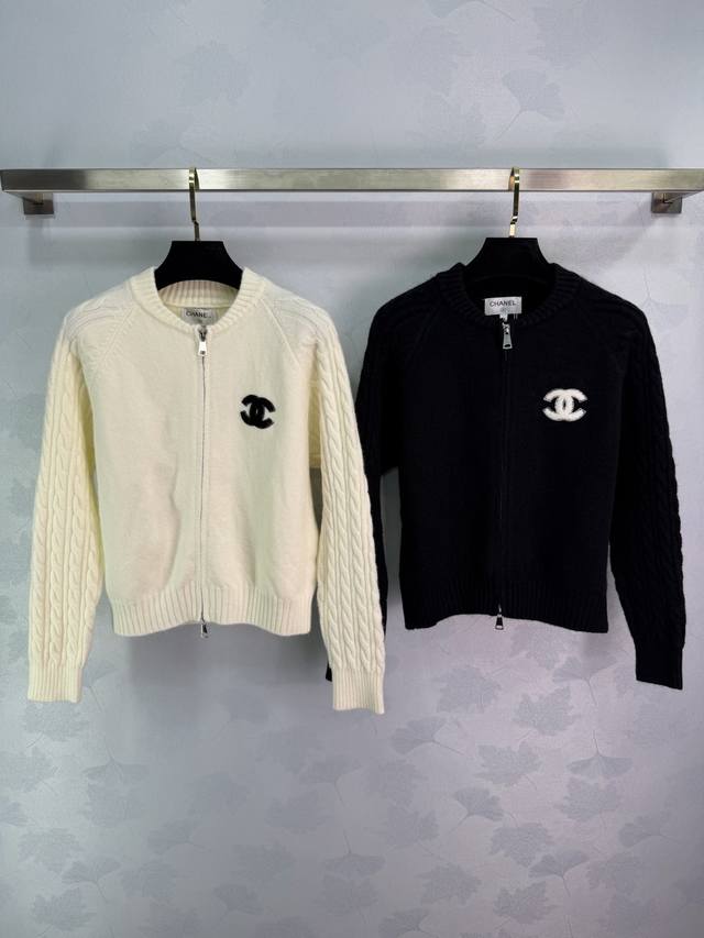 Ch* 2025秋冬新款圆领拉链针织开衫！定制羊毛纱线织造 舒适有型 质感十足 圆领拉链开衫剪裁 衣袖编织排针密实 防风御寒效果一绝 上身自带松弛温柔感 配合胸