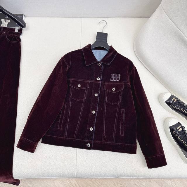 独家首发 Miu 25Ss 早秋最新款丝绒套装落肩夹克外套+长裤 今年新元素风向 高级时髦Look～～ 上身既帅气又很飒姐 定位的徽标字母贴布刺绣 定制的丝绒面