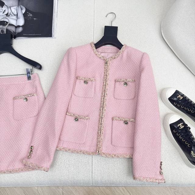 独家款～ C家 25Ss 秋冬最新款名媛风气质粗呢套装 敲有气场的一套 四口袋收腰编织外套+高腰半裙 凸显完美身材的一套 采用编织粗呢面料 搭配金色扣子 很高级