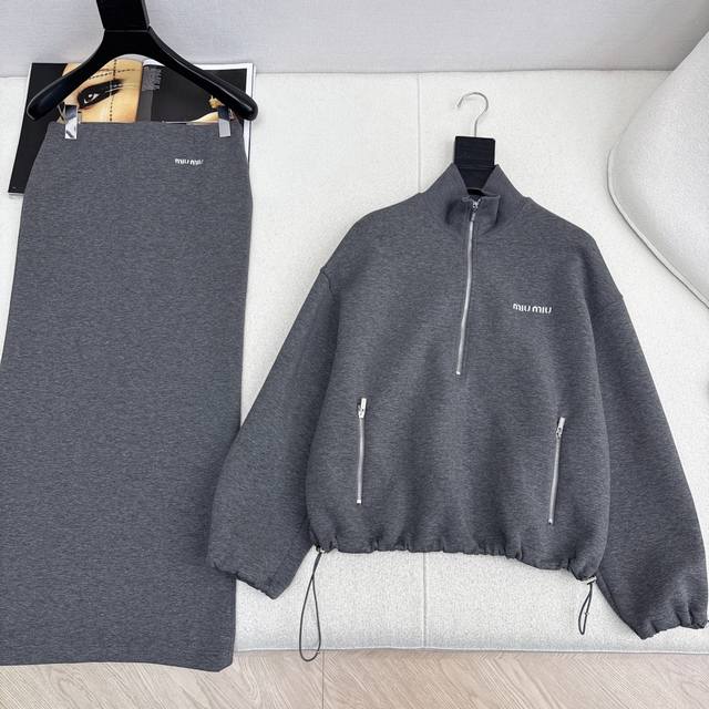 超赞一套搭配 Miu 25Ss 秋冬最新款减龄穿搭套装宽松廓形立领卫衣+长款半裙 就是巨巨时髦的一套 不要太好穿 上松下紧的穿搭Look～ 上身分分钟变长腿姑娘