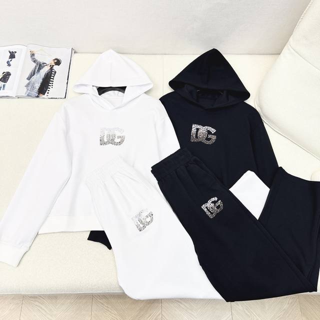 时髦达人一套搭配 Dg 25Ss 秋冬最新款Logo字母烫金装饰休闲套装 懒人一套时髦搭配 连帽休闲卫衣+松紧直筒裤 日常出街太需要了 非常好穿 运动休闲必备