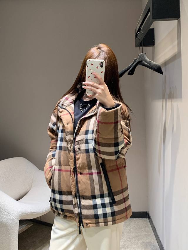 Burbe*Ry 25Fw秋冬新款 经典格纹复古暖意羽绒服丨独家Yb开发！高版出品！把英伦复古裹进蓬松暖意里，驼棕底色交织红黑线条，是一眼识辨的高阶质感。轻盈羽