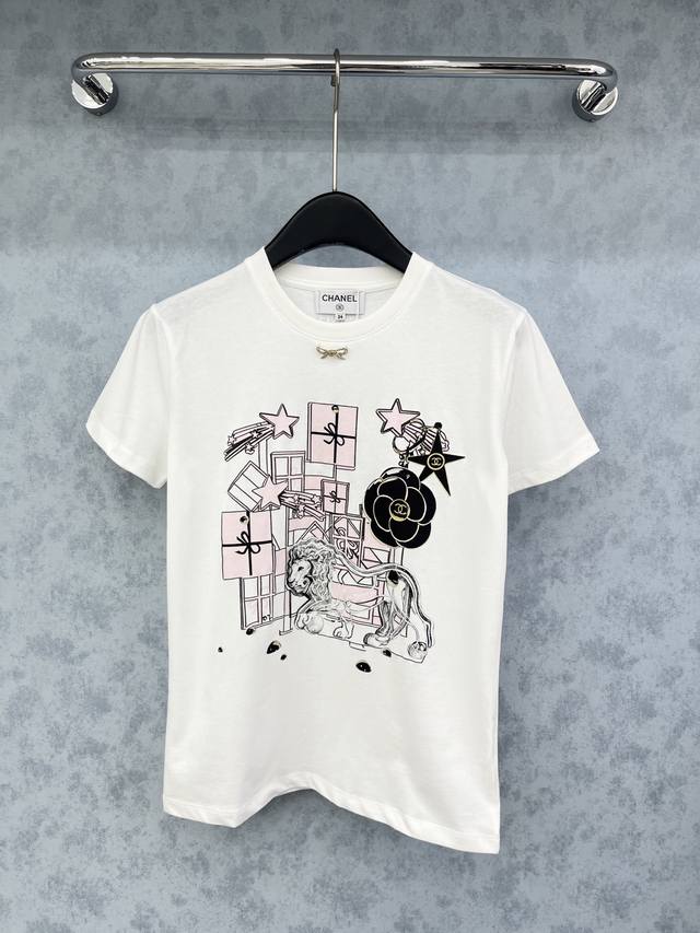 爆款现货 原单品质 Chan*｜25新品蝴蝶结胸针工艺印花短袖T恤 精致版型上身巨显瘦！ 定制最新工艺 低调奢华！ 时髦精必备单品解锁所有穿搭！ 认准我家品质！