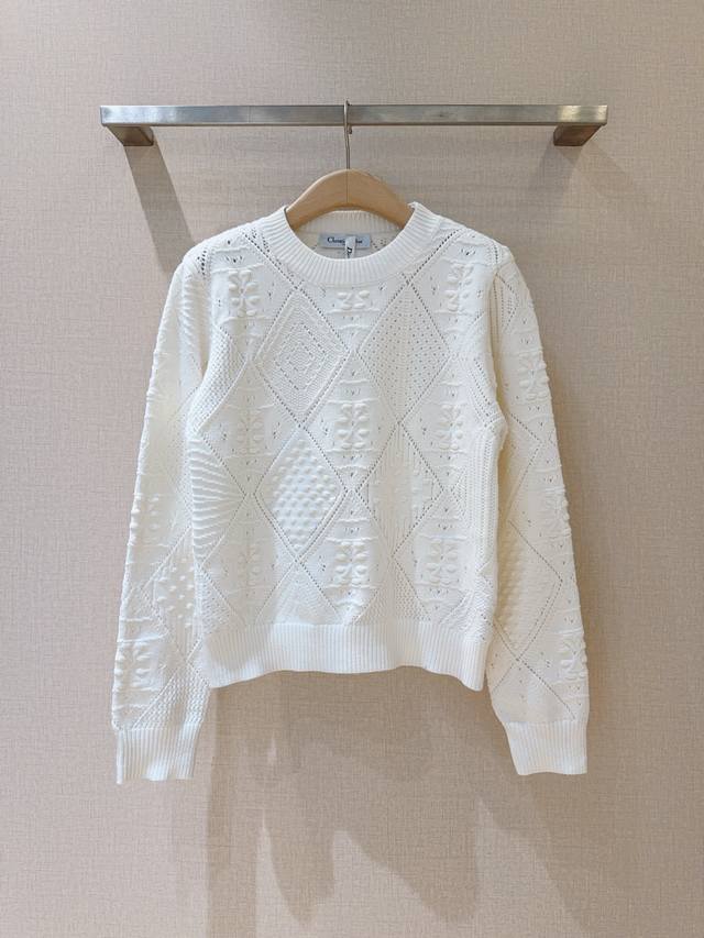 D家立体钩花针织衫新品 柔软透气针织上衣，圆领设计，袖口和下摆收口，保暖又修身，不管搭配牛仔裤还是半裙，都能轻松打造优雅休闲风，是秋冬衣柜里的必备品喔 码数:S