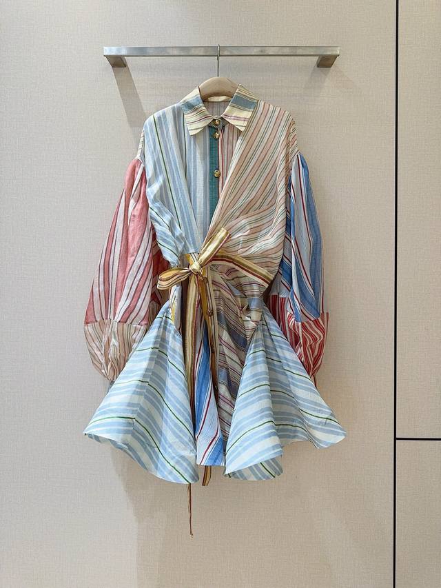 Z*I*M*M系扣连衣裙 衬衫式翻领条纹衬衫裙，采用丝麻面料制成，彩色条纹拼接，灯笼袖设计，腰布有绑带收腰版型，巨显瘦，轻薄透气。复古光泽感拉满，时尚又舒适。