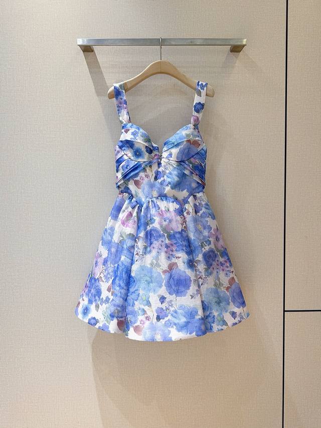 Zimmerm*A*N*N 26新品上架啦 短款迷你连衣裙，选用丝麻欧根纱面料制成，采用心形领口，垂褶设计、内设鱼骨支撑，肩带后背弹性收褶设计，宫廷感十足，显瘦