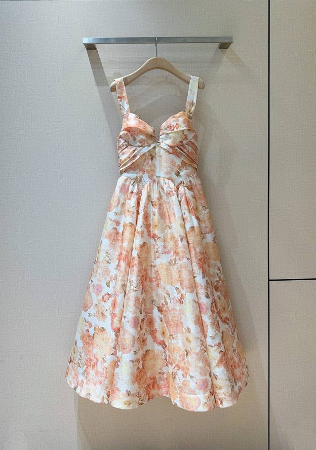 Zimmerm*A*N*N 26新品上架啦 中长款连衣裙，选用丝麻欧根纱面料制成，采用心形领口，垂褶设计、内设鱼骨支撑，肩带后背弹性收褶设计，超大裙摆，日常约会