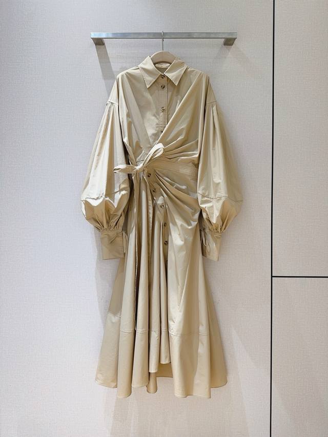 Z*I*M*M 26早春新品推荐 采用衬衫领+单排扣基础版型，结合收腰系带设计，兼具衬衫的利落与连衣裙的柔美； 袖子为夸张的泡泡袖+袖口抽绳设计，增加造型感；舒