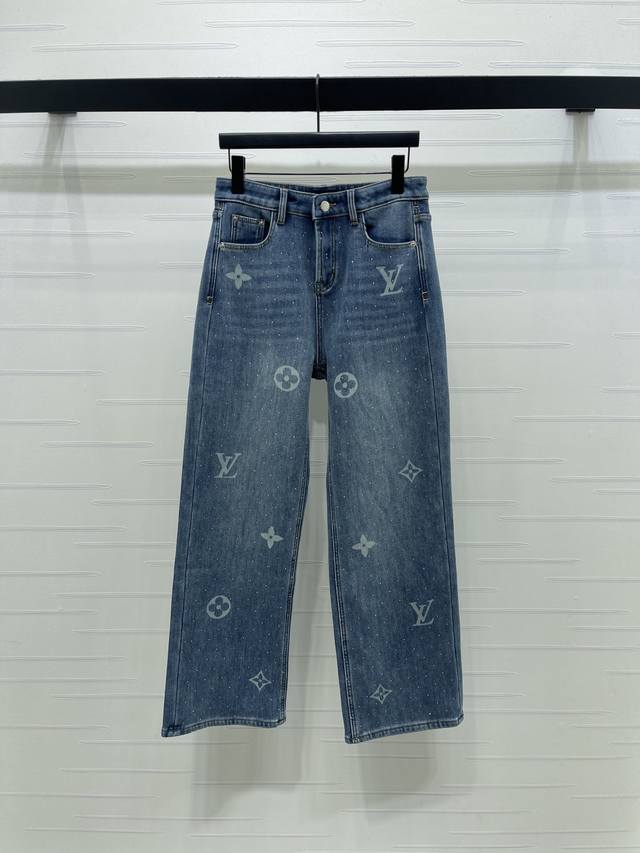 上新原单高端品质Louis Vui*Ton 2025秋冬最新系列！磨绒小直筒牛仔长裤！定制斜纹棉牛仔材质，透气性佳，柔软亲肤。高腰直筒长裤剪裁，通体酵素水洗，呈