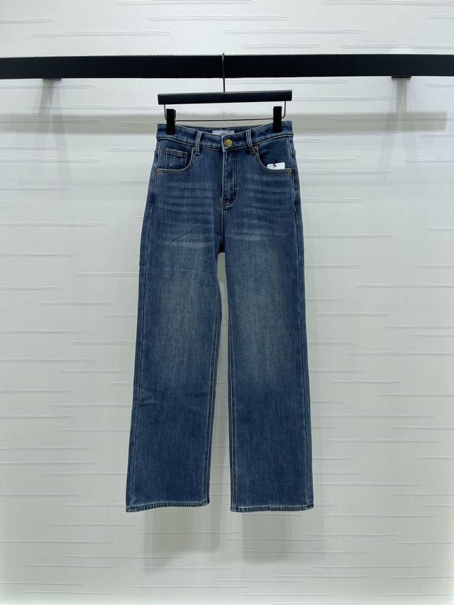 上新原单高端品质 Alo 2025秋冬最新系列！磨绒小直筒牛仔长裤！定制斜纹棉牛仔材质，柔软亲肤。高腰直筒长裤剪裁，通体酵素水洗，呈现均匀饱满的复古深蓝色，后臀