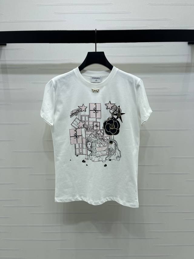 上新原单高端品质 Chane* 2025秋冬最新系列！圆领印花T恤！定制原生全棉材质，质感高级，柔软舒适，宽松短袖T恤裁剪，采用克重全棉制成，略带有弹力，呈现显