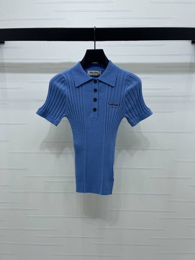 上新原单高端品质 Miumi*2025秋冬最新系列！修身翻领针织短袖！定制羊毛纱线织造，质感高级，舒适柔软，翻领针织短袖剪裁，半开襟调节可恰当露肤 美化头肩比例