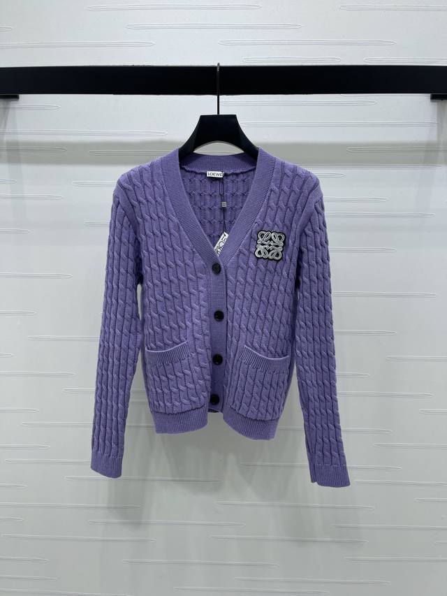 上新原单高端品质Loew*2025秋冬最新系列！麻花V领针织开衫！定制羊毛纱线织造 柔软亲肤 质感十足 V领针织开衫裁剪 时髦休闲 胸前水钻图腾徽标装饰彰显品牌