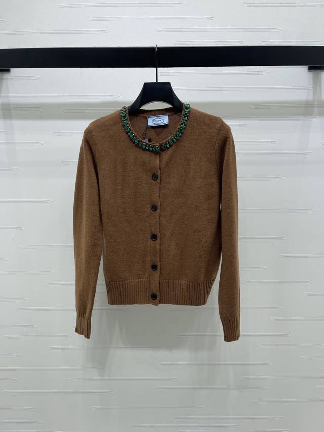 上新原单高端品质 prad* 2025秋冬最新系列！重工水钻针织长袖开衫！定制羊毛针织材质织造 质感高级 细腻柔软 圆领长袖开衫剪裁 通体利用纯色细密针肌理 搭